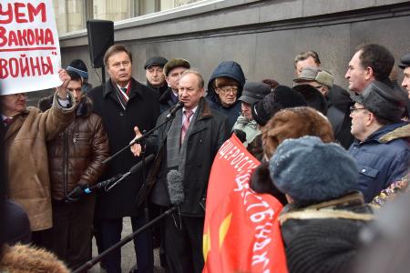 «За достойную жизнь детей войны!». Возле Госдумы состоялась встреча депутатов-коммунистов с избирателями в поддержку законопроекта КПРФ
