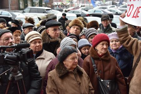 «За достойную жизнь детей войны!». Возле Госдумы состоялась встреча депутатов-коммунистов с избирателями в поддержку законопроекта КПРФ