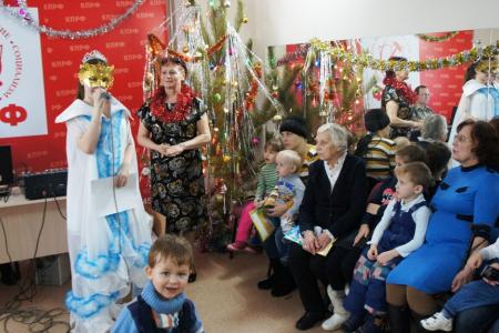 Коммунисты Кургана организовали для детей новогоднюю елку
