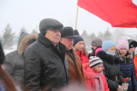 Омск. Красные гвоздики – эстафета памяти