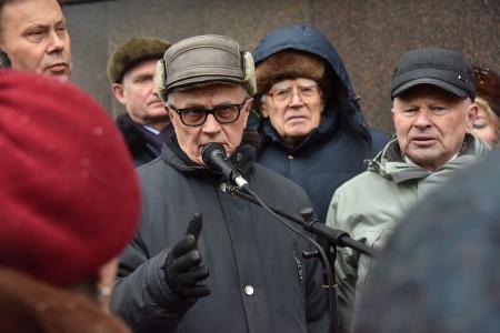 «За достойную жизнь детей войны!». Возле Госдумы состоялась встреча депутатов-коммунистов с избирателями в поддержку законопроекта КПРФ