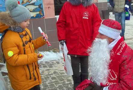 Агитбригада Ивановского обкома КПРФ поздравила с наступающим Новым годом жителей Фурманова и Вичуги