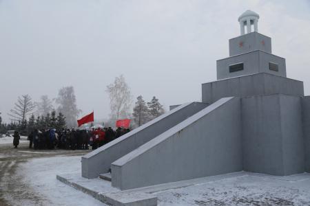 Омск. Красные гвоздики – эстафета памяти