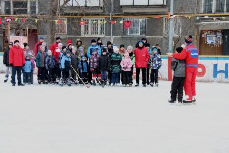 Комсомольцы Челябинска открыли хоккейный сезон в одном из дворов города