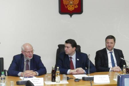 Председатель Совета по правам человека при Президенте РФ М.А. Федотов на совместной пресс-конференции с О.А. Лебедевым выразил полную поддержку законопроекту депутата-коммуниста о реагентах