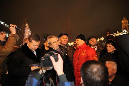 "Интерфакс": В.Ф. Рашкин просит проверить факты нарушений на встрече с избирателями в Москве со стороны полиции