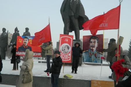 В День рождения Сталина коммунисты Новосибирска возложили цветы к портрету Вождя