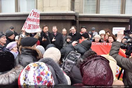 «За достойную жизнь детей войны!». Возле Госдумы состоялась встреча депутатов-коммунистов с избирателями в поддержку законопроекта КПРФ