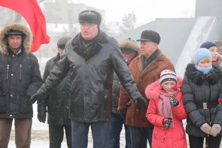 Омск. Красные гвоздики – эстафета памяти