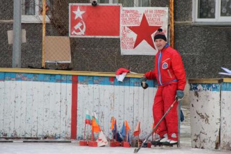 Комсомольцы Челябинска открыли хоккейный сезон в одном из дворов города