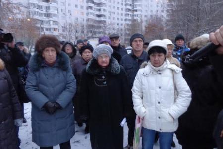 День Конституции коммунисты и жители столицы отметили митингом против коммерческой стройки