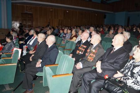 Коммунисты вручили медали детям войны Московского района Нижнего Новгорода