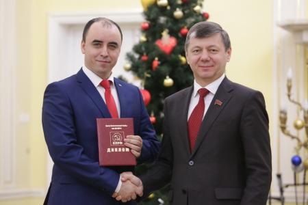 Д.Г. Новиков вручил дипломы выпускникам Центра политической учёбы ЦК КПРФ