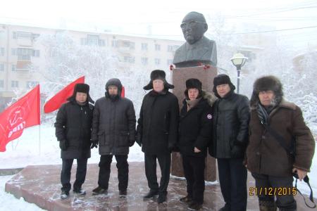 В день рождения И.В. Сталина якутские коммунисты возложили цветы к его памятнику