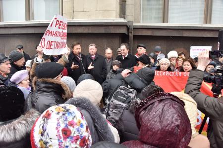 «За достойную жизнь детей войны!». Возле Госдумы состоялась встреча депутатов-коммунистов с избирателями в поддержку законопроекта КПРФ