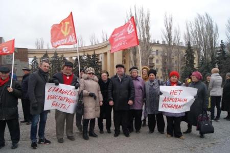 «Платон» должен уйти вместе с правительством! Пикет в рамках всероссийской акции протеста КПРФ в Волгограде