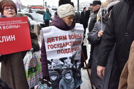 «За достойную жизнь детей войны!». Возле Госдумы состоялась встреча депутатов-коммунистов с избирателями в поддержку законопроекта КПРФ
