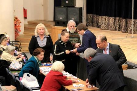 В Москве депутаты-коммунисты вручили удостоверения организации «Дети войны»