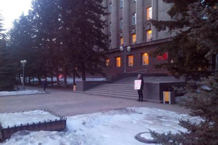Комсомол Красноярска провёл два одиночных пикета в поддержку законопроекта КПРФ о "Детях войны"