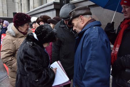«За достойную жизнь детей войны!». Возле Госдумы состоялась встреча депутатов-коммунистов с избирателями в поддержку законопроекта КПРФ