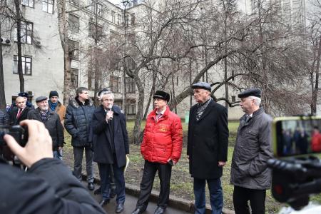 «Скоро с пешеходов начнут брать деньги за то, что они топчут асфальт». В столице протестуют против платных парковок