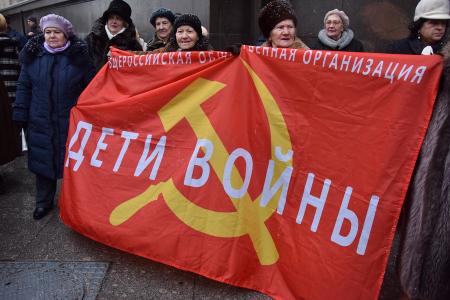 «За достойную жизнь детей войны!». Возле Госдумы состоялась встреча депутатов-коммунистов с избирателями в поддержку законопроекта КПРФ
