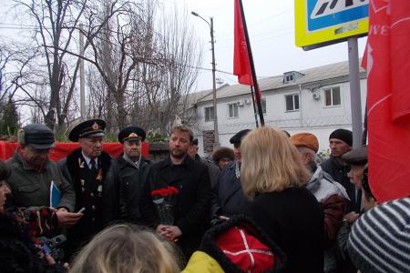 Крым. Коммунисты приняли участие в открытии памятной доски командиру особого десантного отряда морской пехоты майору А.Ф. Айдинову