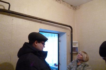 «Карточные домики». В новостройках погорельцев в Хакасии жуткий холод, падают потолки и постоянная сырость