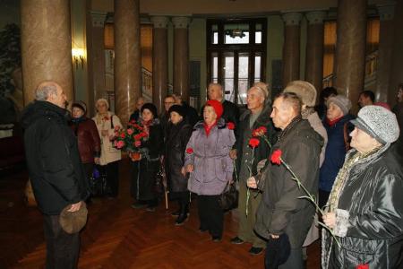 В День рождения Сталина сталинградские коммунисты возложили цветы к портрету Вождя