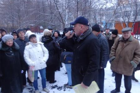 День Конституции коммунисты и жители столицы отметили митингом против коммерческой стройки