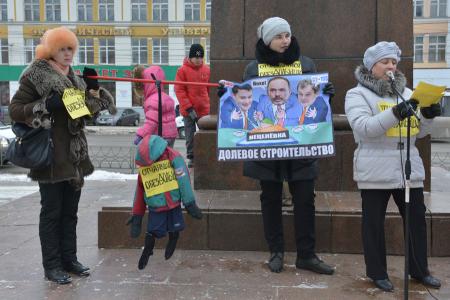 «Мама, папа, я – бездомная семья!». Дольщики Иванова на митинге выразили вотум недоверия Губернатору области