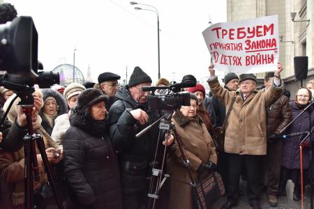 «За достойную жизнь детей войны!». Возле Госдумы состоялась встреча депутатов-коммунистов с избирателями в поддержку законопроекта КПРФ