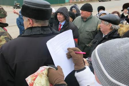 Руководитель фракции КПРФ в Госсовете Чувашии Дмитрий Евсеев выступил перед протестующими сельчанами