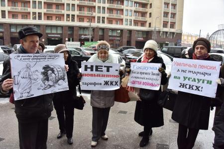 «За достойную жизнь детей войны!». Возле Госдумы состоялась встреча депутатов-коммунистов с избирателями в поддержку законопроекта КПРФ