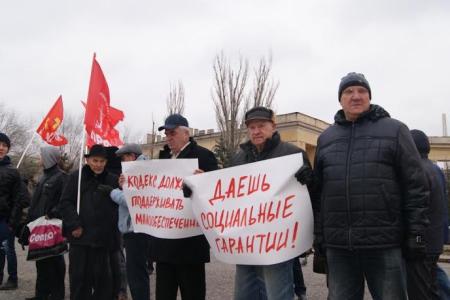 «Платон» должен уйти вместе с правительством! Пикет в рамках всероссийской акции протеста КПРФ в Волгограде