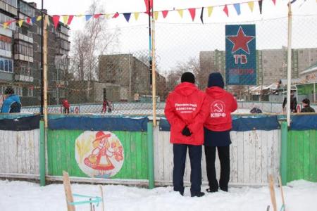 Комсомольцы Челябинска открыли хоккейный сезон в одном из дворов города