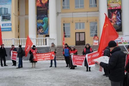Курганские коммунисты провели пикет поддержки водителей-дальнобойщиков