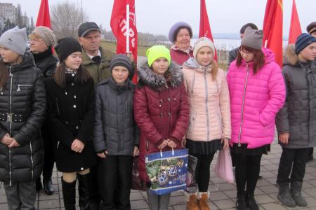 Курская область. По инициативе коммунистов над Курчатовским морем воздвигнут памятник советскому писателю Аркадию Гайдару