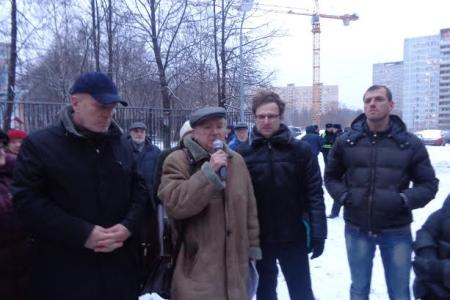 День Конституции коммунисты и жители столицы отметили митингом против коммерческой стройки