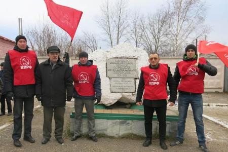 Руководитель фракции КПРФ в Госсовете Чувашии Дмитрий Евсеев выступил перед протестующими сельчанами