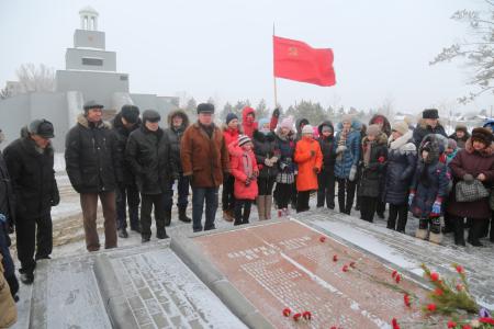 Омск. Красные гвоздики – эстафета памяти