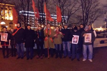 Санкт-Петербург. На пикете в честь Дня рождения Сталина комсомольцы говорили о преследовании коммунистов в наши дни