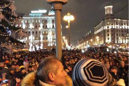 "Интерфакс": Депутаты от КПРФ обсуждают в центре Москвы проблему платных парковок. Собралось от 2 до 3 тыс. москвичей