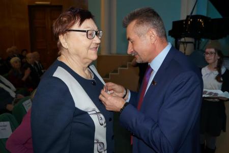 Коммунисты вручили медали детям войны Московского района Нижнего Новгорода