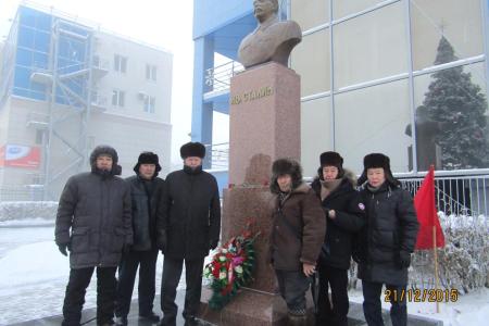 В день рождения И.В. Сталина якутские коммунисты возложили цветы к его памятнику