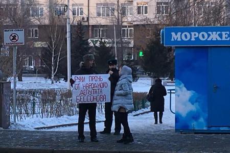 В Красноярске прошли три одиночных пикета в поддержку депутата Государственной Думы Владимира Бессонова