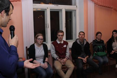 Красноярские комсомольцы провели творческий вечер и дебаты для граждан
