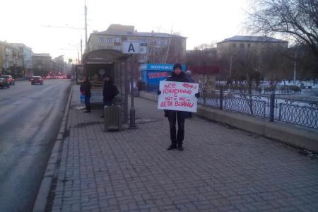Комсомол Красноярска провёл два одиночных пикета в поддержку законопроекта КПРФ о "Детях войны"