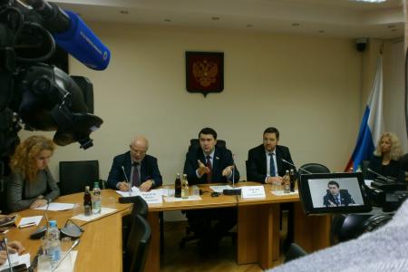 Председатель Совета по правам человека при Президенте РФ М.А. Федотов на совместной пресс-конференции с О.А. Лебедевым выразил полную поддержку законопроекту депутата-коммуниста о реагентах