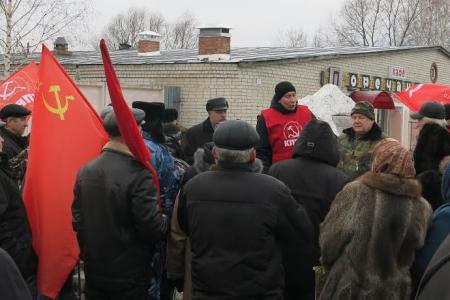 Руководитель фракции КПРФ в Госсовете Чувашии Дмитрий Евсеев выступил перед протестующими сельчанами